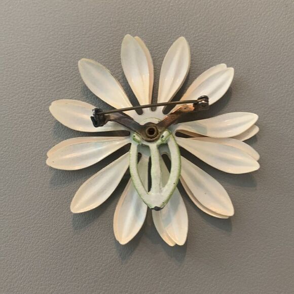 Vintage Daisy Pin  - Picture 3 of 3